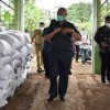 Bupati Kuningan saat meinjau lokasi pabrik pupuk orgasnik.